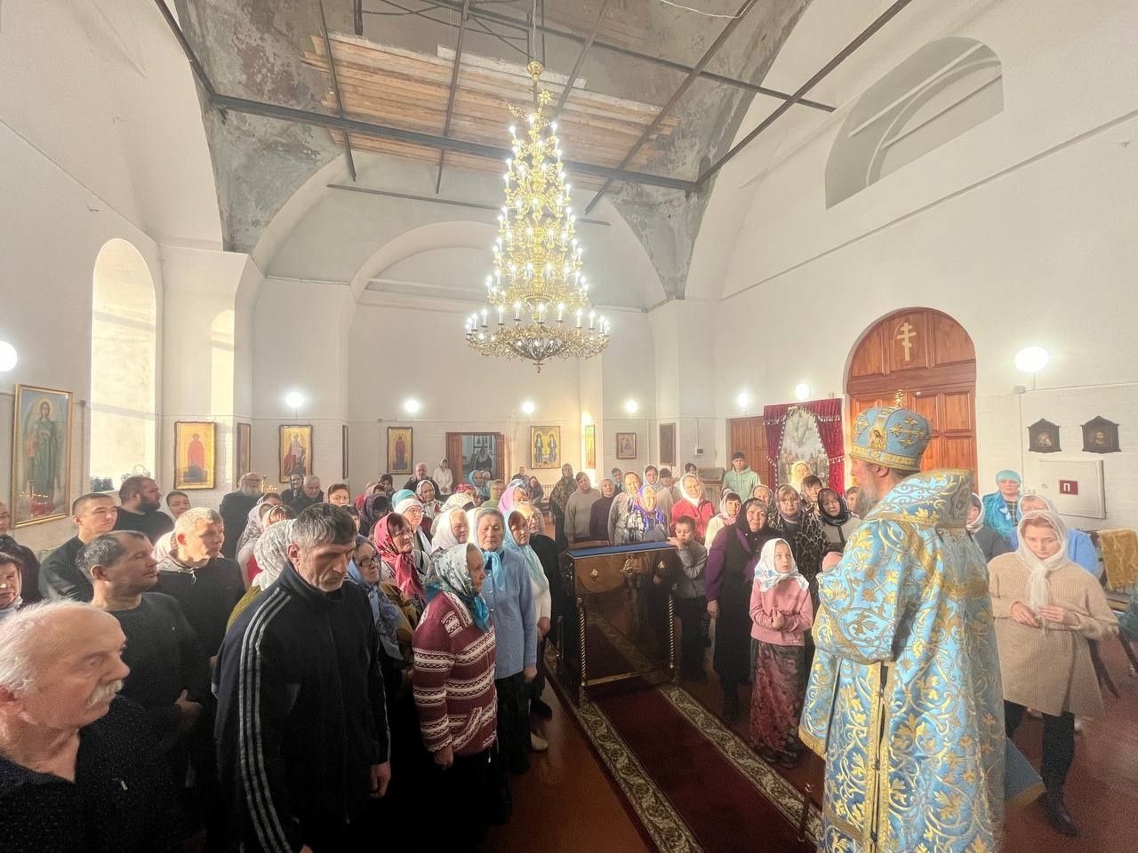 В храме Архангела Михаила прошла архиерейская Божественная Литургия