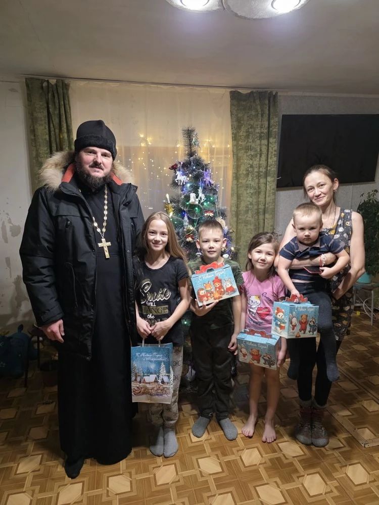 Настоятель храма Архангела Михаила иерей Александр Филимонов поздравил с праздником детей из многодетных семей и семей участников СВО, вручив сладкие подарки